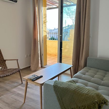 Edificio Amarillo En El Barrio Apartment Аликанте Екстериор снимка