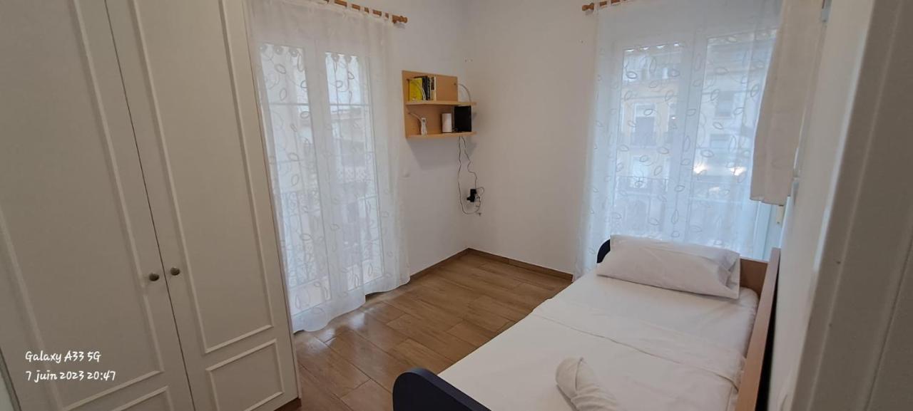 Edificio Amarillo En El Barrio Apartment Аликанте Екстериор снимка