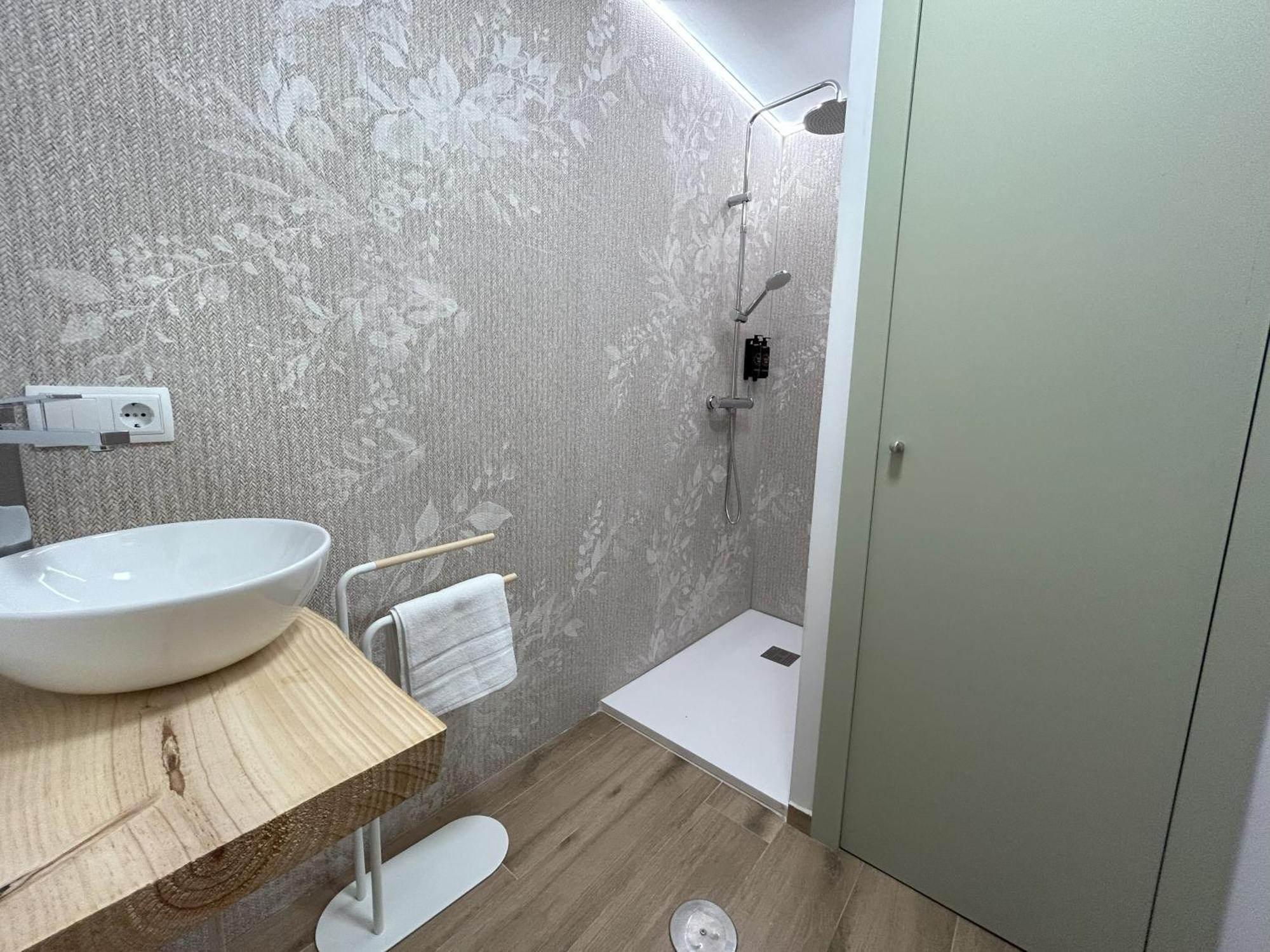 Edificio Amarillo En El Barrio Apartment Аликанте Екстериор снимка