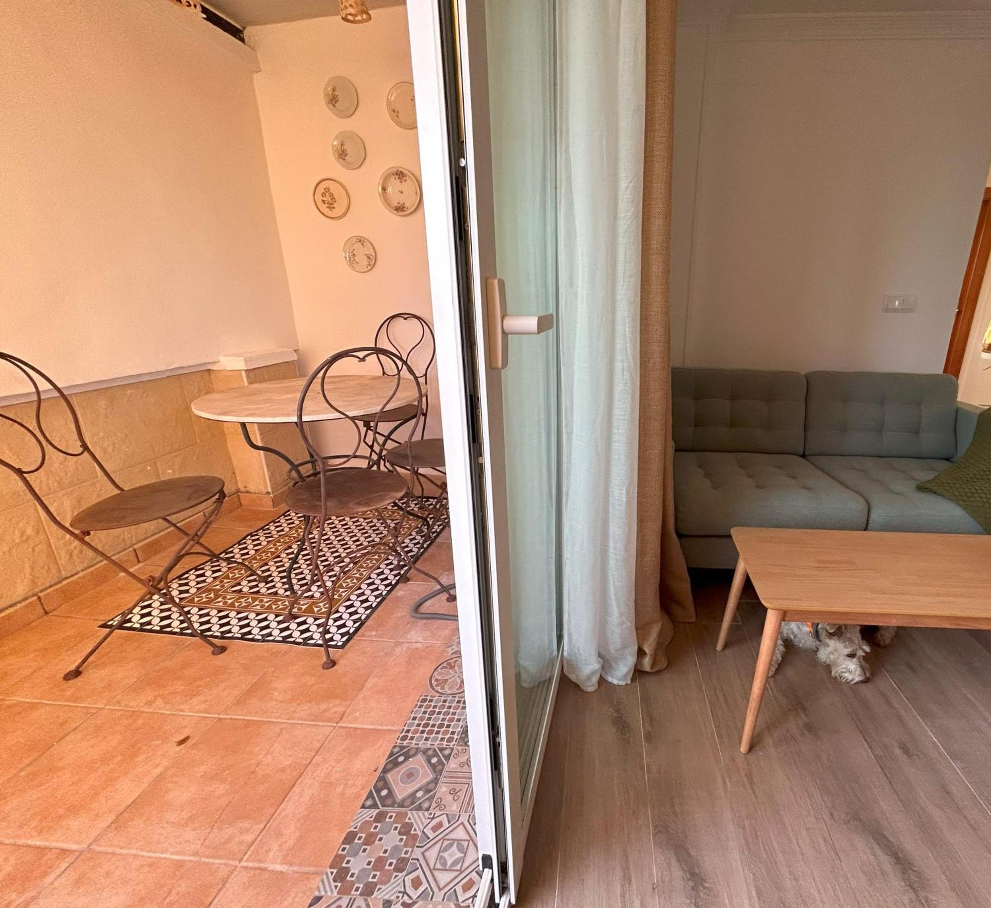 Edificio Amarillo En El Barrio Apartment Аликанте Екстериор снимка