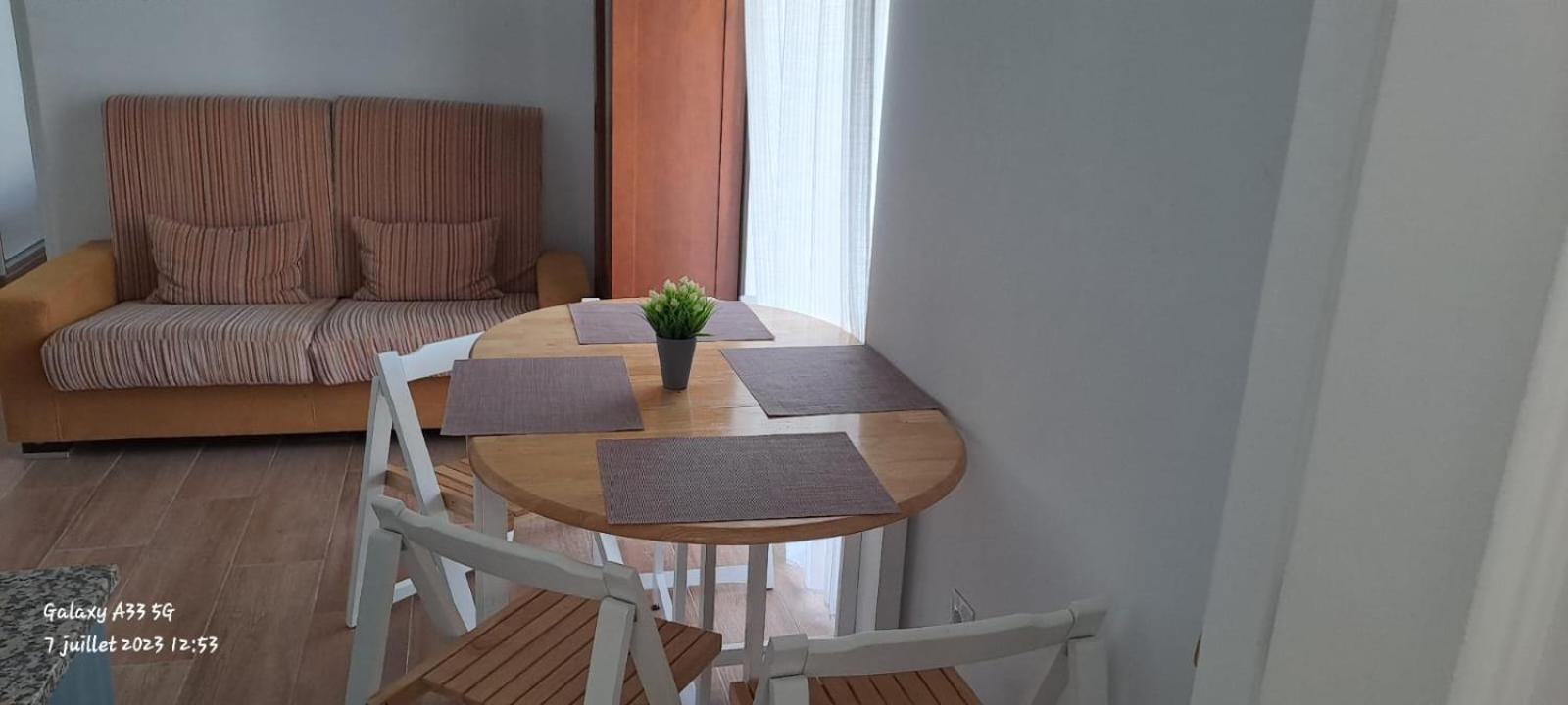Edificio Amarillo En El Barrio Apartment Аликанте Екстериор снимка