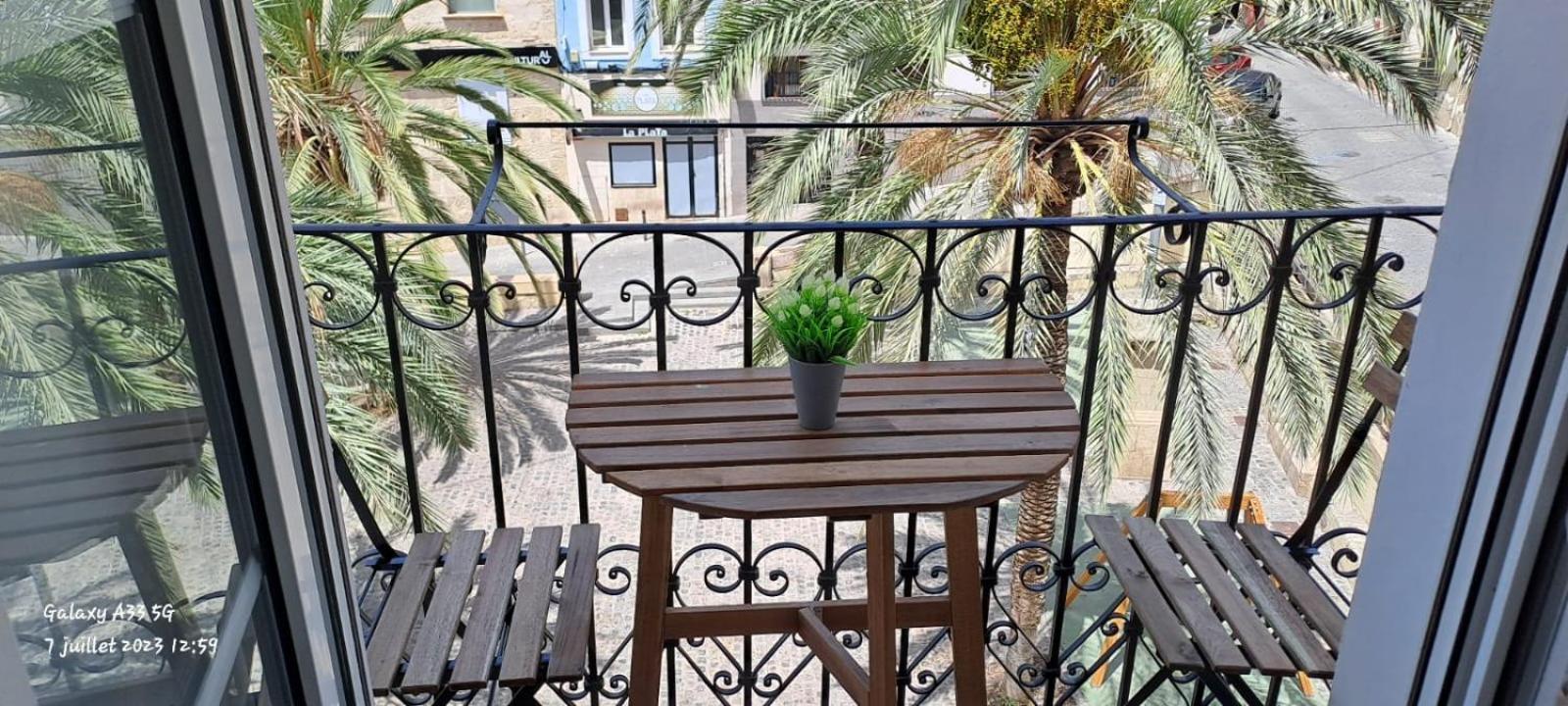 Edificio Amarillo En El Barrio Apartment Аликанте Екстериор снимка
